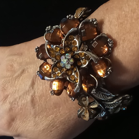 Amber color crystal flower clamper bracelet. Spring Hinged statement - Picture 4 of 9